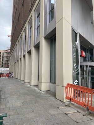 The ramp is currently blocked due to construction work. But there’s no need to climb the ramp in order to enter the pub.