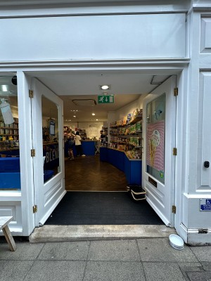 White and glass panelled doors. Gold vertical handles in centre, push to open.