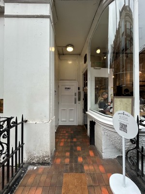 Entryway ahead leads to entrance on right.