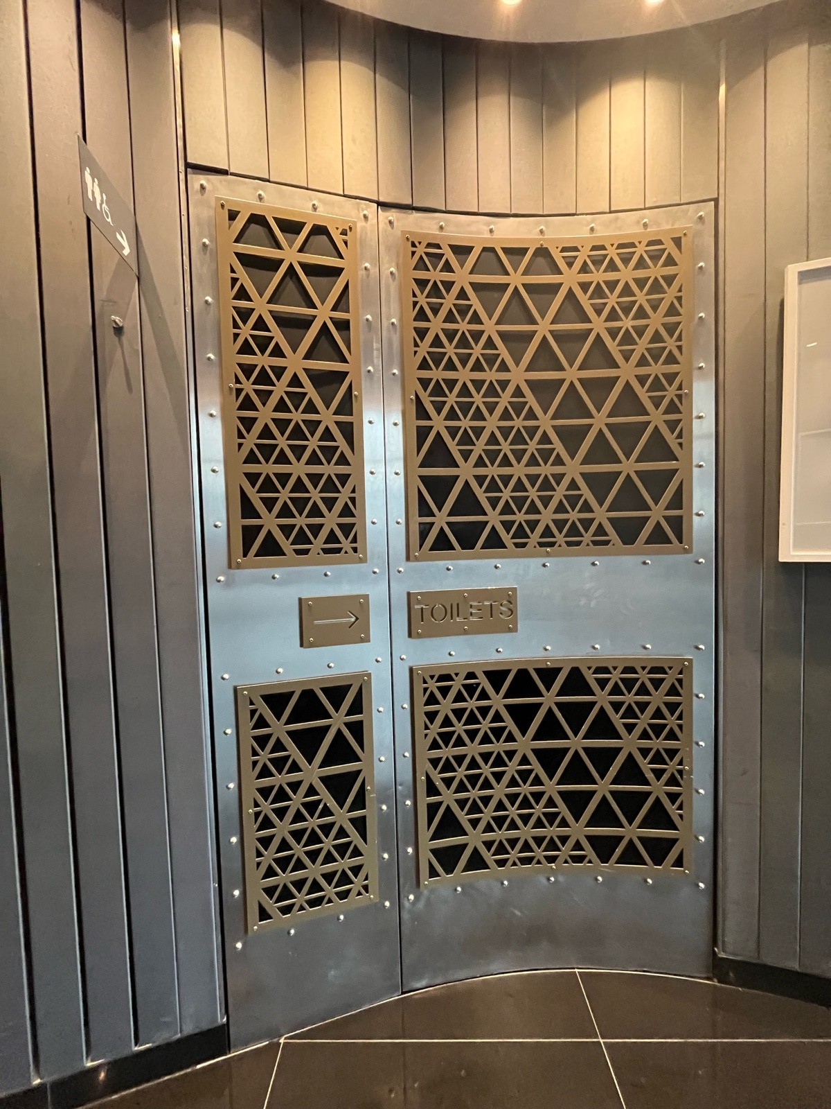 Wheelchair-accessible bathroom