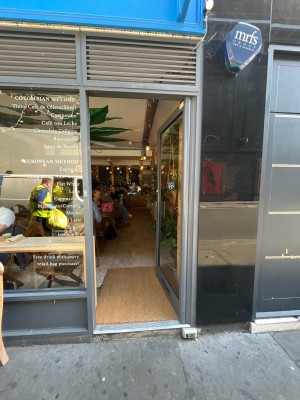 Single glass door in silver metal frame. Push silver metal handle from left to open.