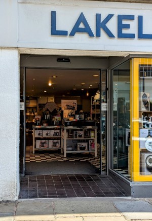 Front entrance.
Level access.
Glass doors.
Automatic doors.
