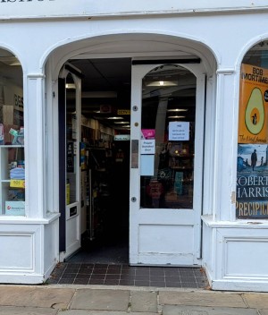 Front entrance.
Manual push to open doors.
Level access.