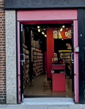 Front entrance.
Pull to open double manual doors.
Entrance is set back from street.