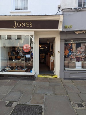 Front entrance.
Single stone step.
Manual push to open door.