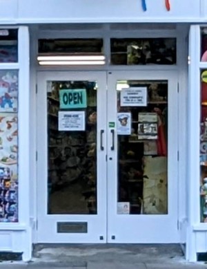 Front entrance.
Push to open manual doors.
Level access.