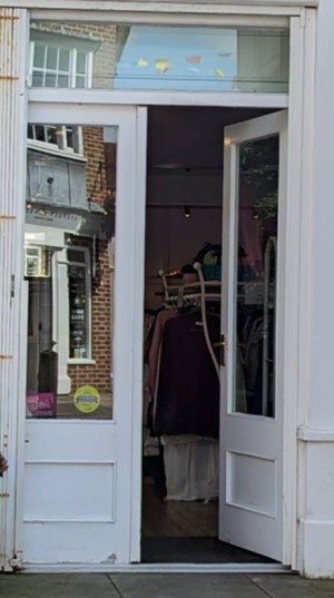 Front entrance.
Level access.
Push to open manual doors.