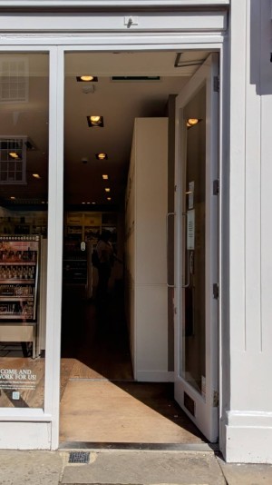 Front entrance.
Push to open manual door.
Level access.