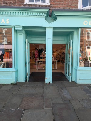 Front entrance.
Manual pull to open doors.
Level access.
Large pillar in the middle of the doorway.