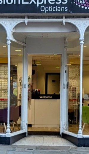 Front entrance.
Manual push to open door.