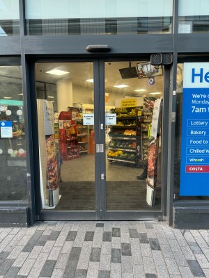 Automatic doors with no threshold and no steps.