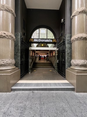 Open archway to doors ahead.