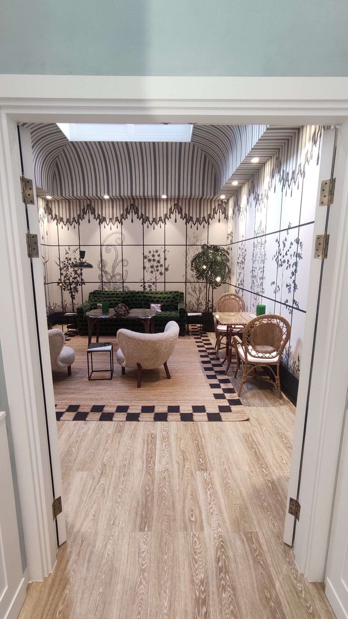 Indoor - Back space