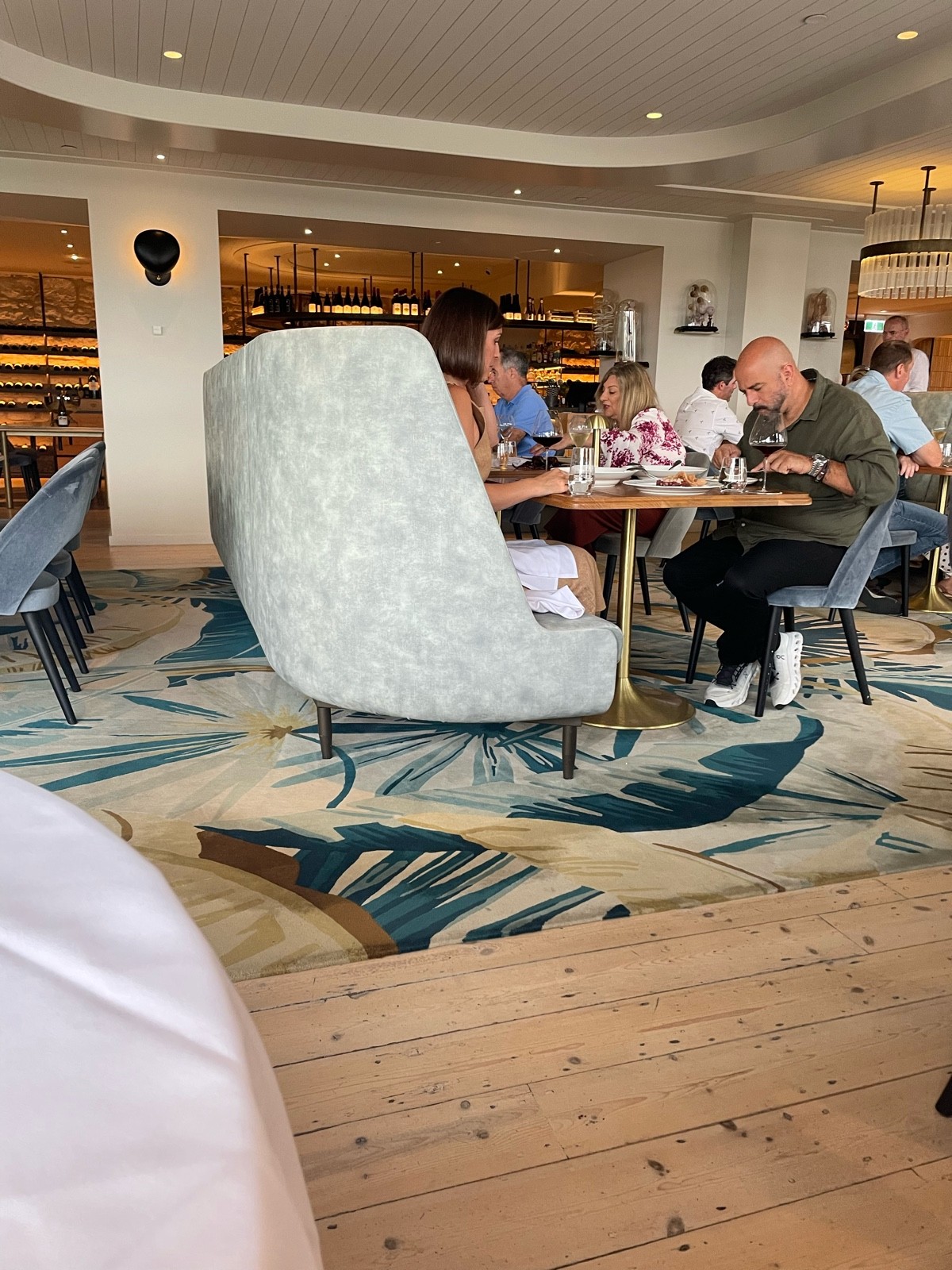 Seated height tables
Mixed seating either chairs or benches with velvet seating
Clear under the tables