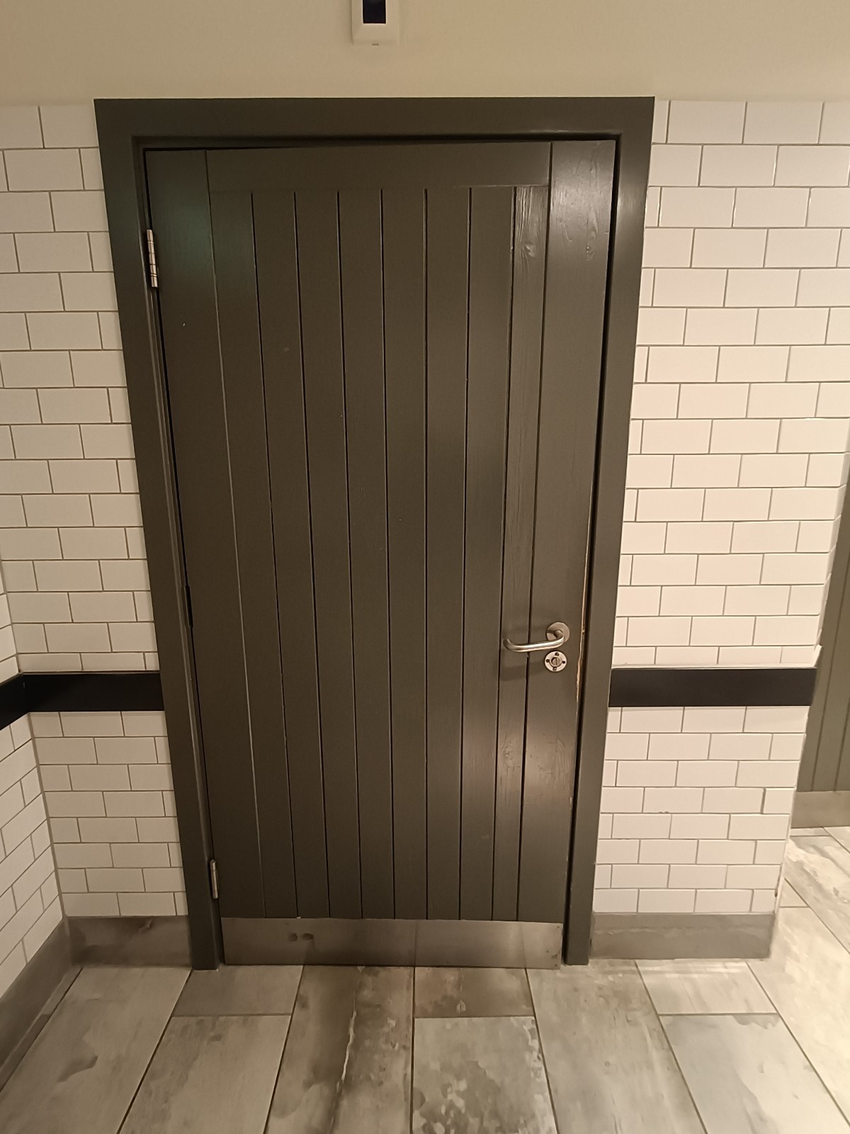 Wheelchair-accessible bathroom
