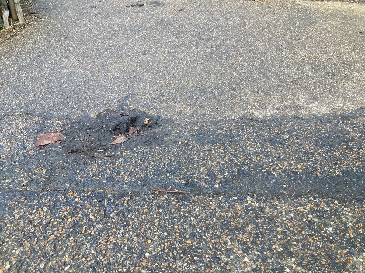 Small bump at foot of opening.