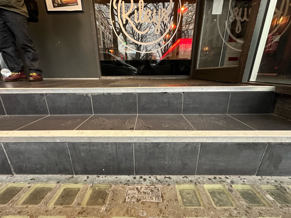 2 steps up at foot of opening.