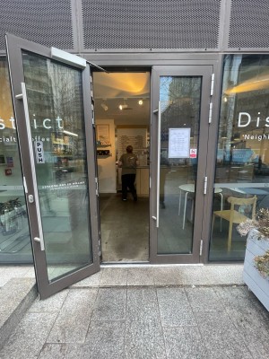Metal-framed glass door. Pull from silver handle at centre to open.