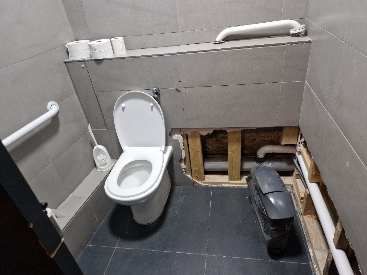 Non wheelchair-accessible bathroom
