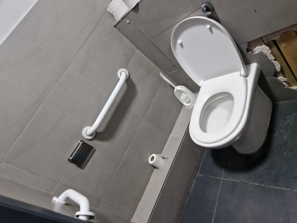 Non wheelchair-accessible bathroom