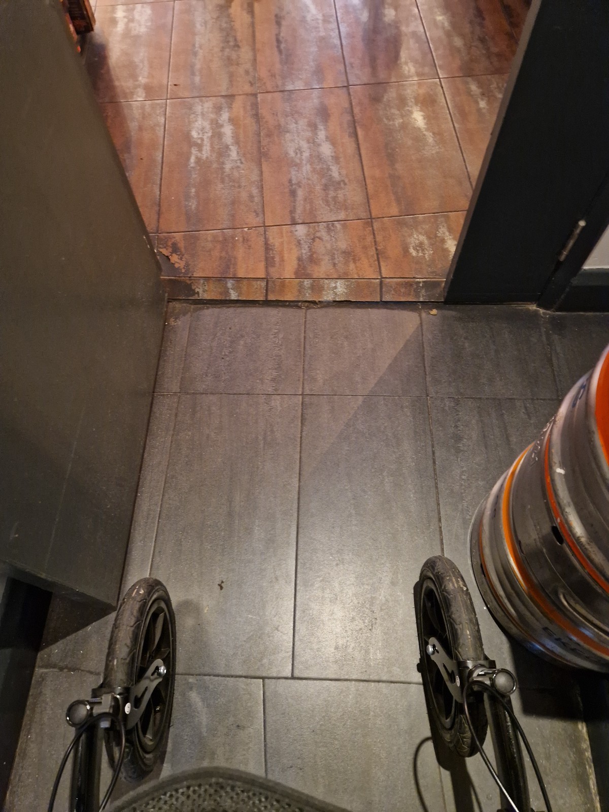 Short sloped bump to transfer between hall and main gaming area