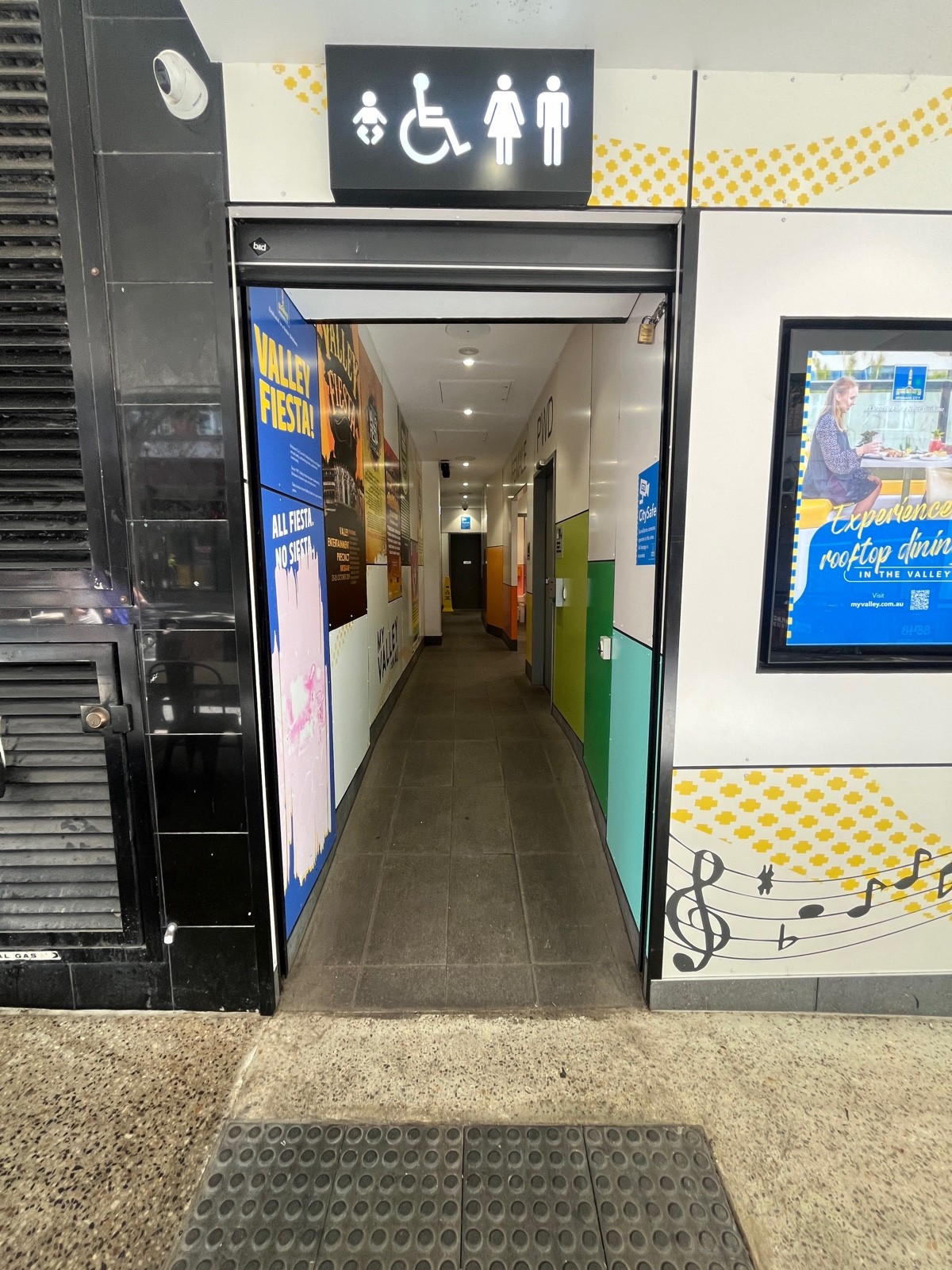 Wheelchair-accessible bathroom