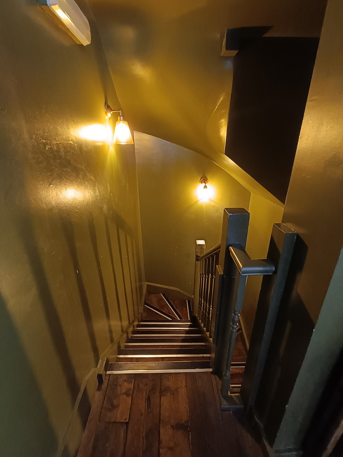 Non wheelchair-accessible bathroom