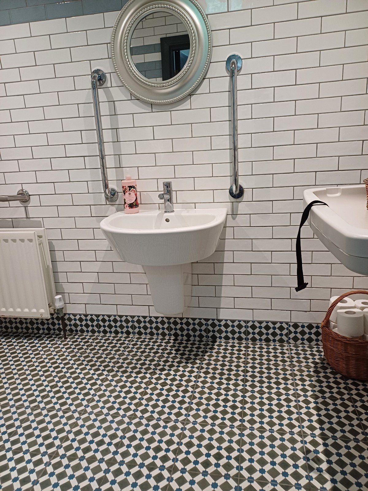 Wheelchair accessible sink