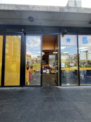 Double door with handles in the middle. Push to open.