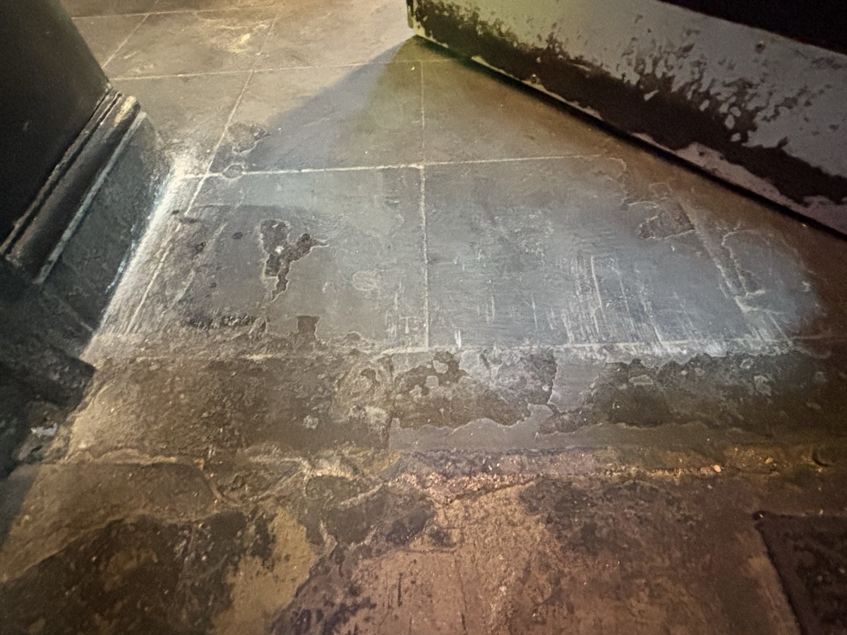Small bump at foot of door.