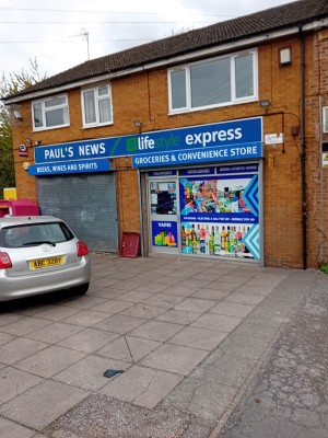 Small entrance to Pauls shop