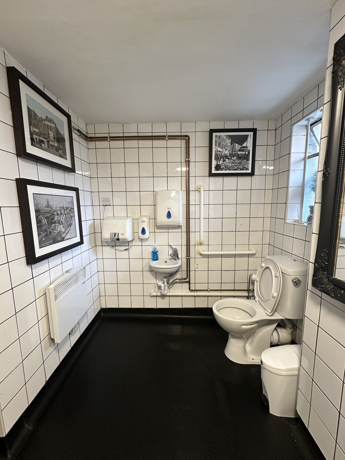 From door facing left. Sink ahead. Toilet to back right.