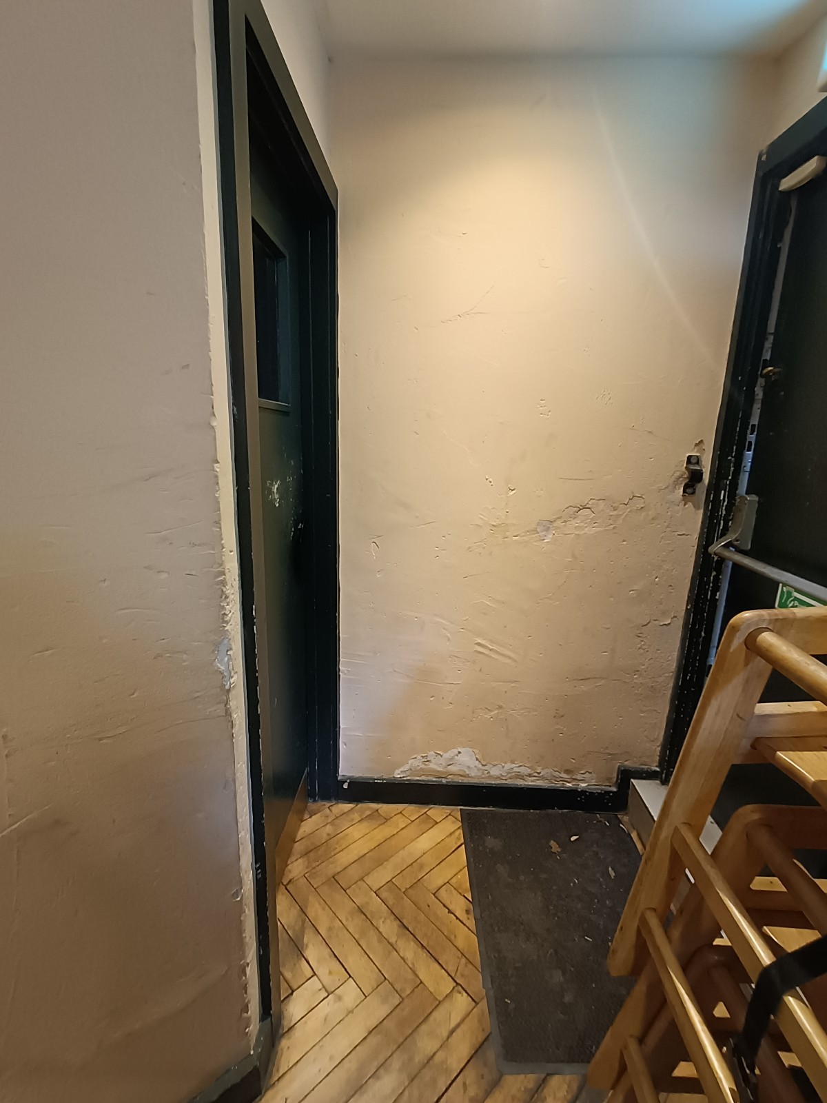 Non wheelchair-accessible bathroom