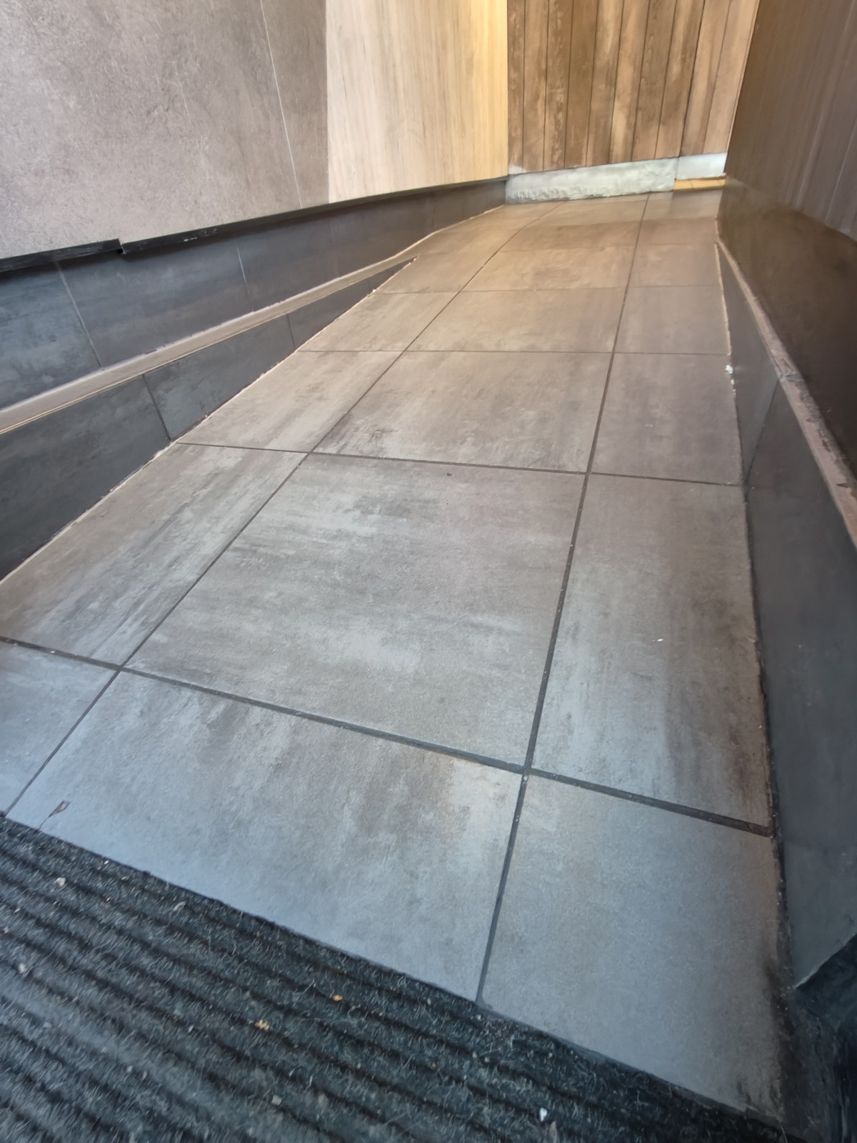 Close up of ramp going up.