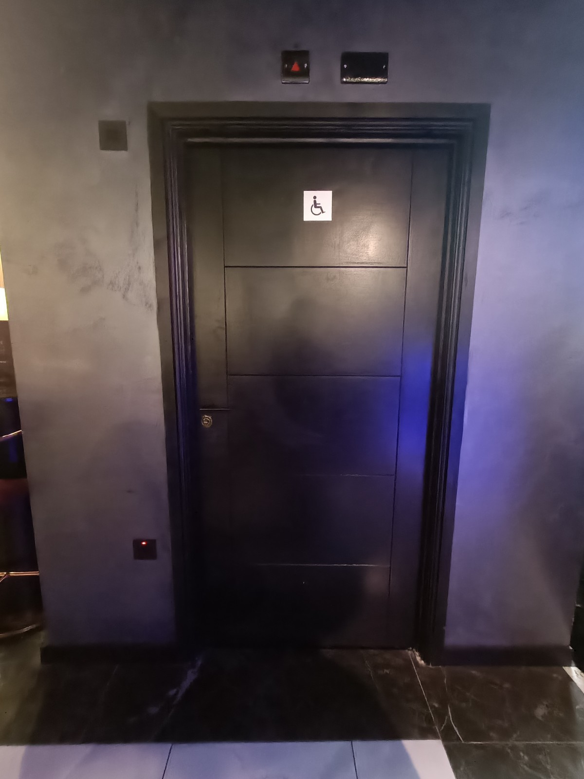Wheelchair-accessible bathroom
