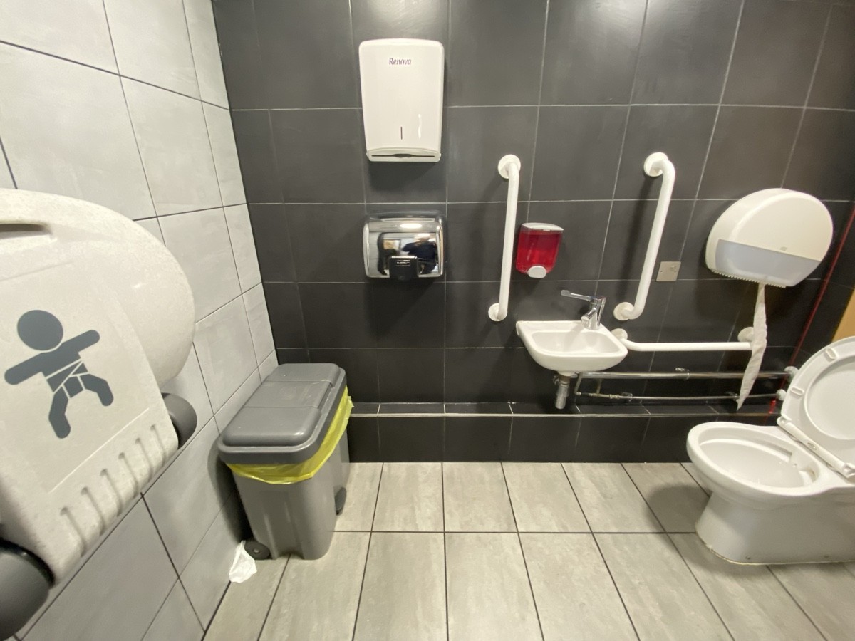 Wheelchair-accessible bathroom
