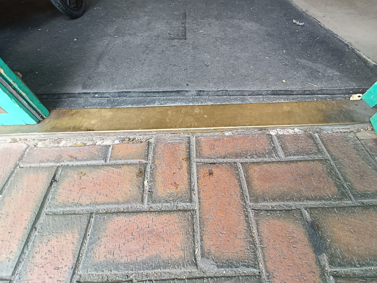 Raised edges before doorway, doormat after.