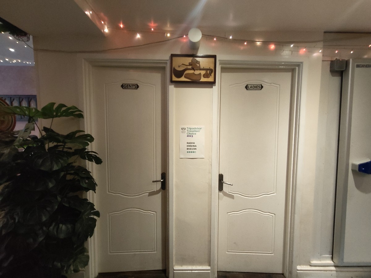 Non wheelchair-accessible bathroom