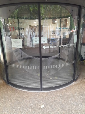 Airlocked automatic double-door. Wide access.
