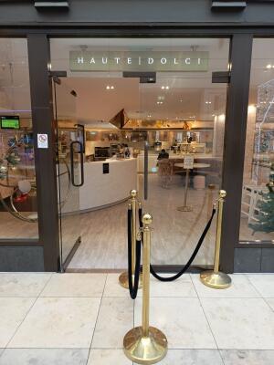 Glass door ahead. Push from handle at centre to open. Dividers on right.