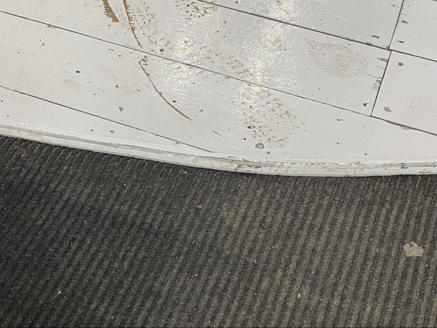 Small bump at foot of opening.