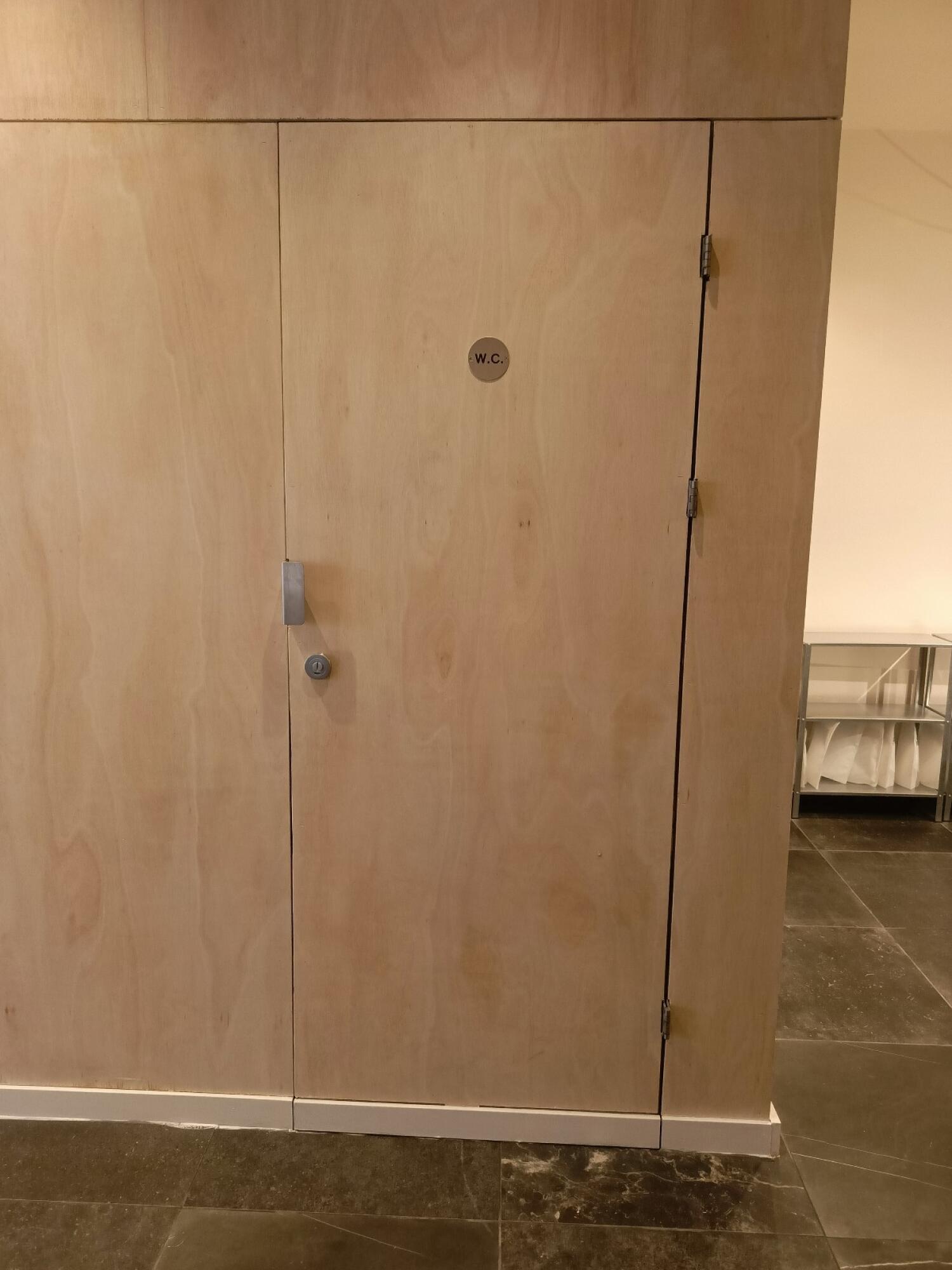 Non wheelchair-accessible bathroom