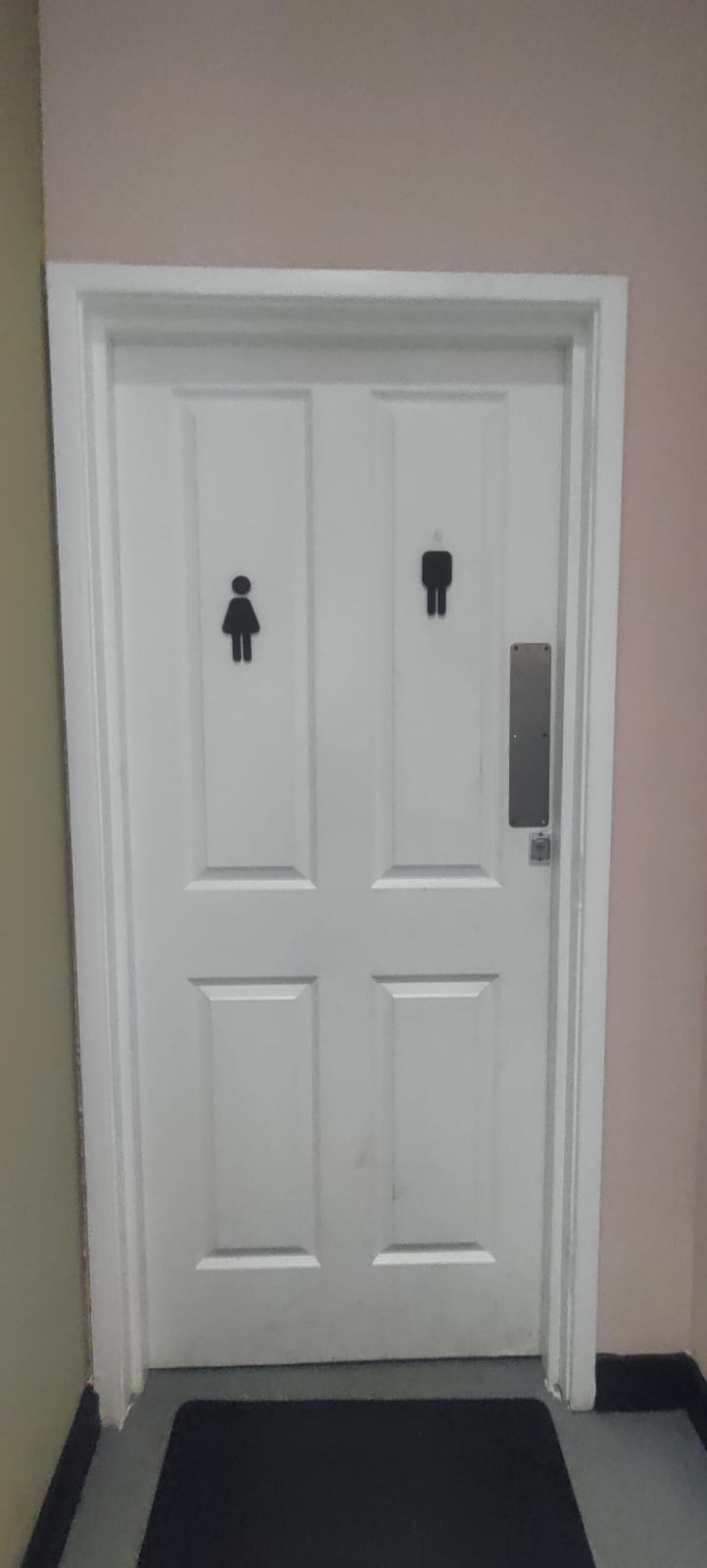 Non wheelchair-accessible bathroom