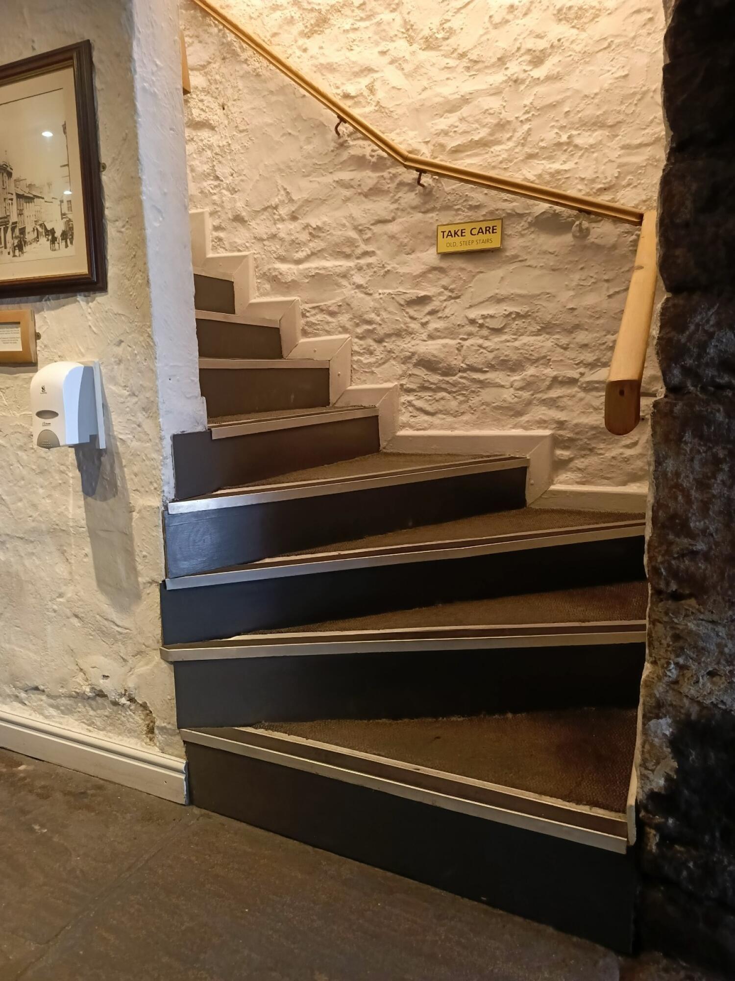 Non wheelchair-accessible bathroom