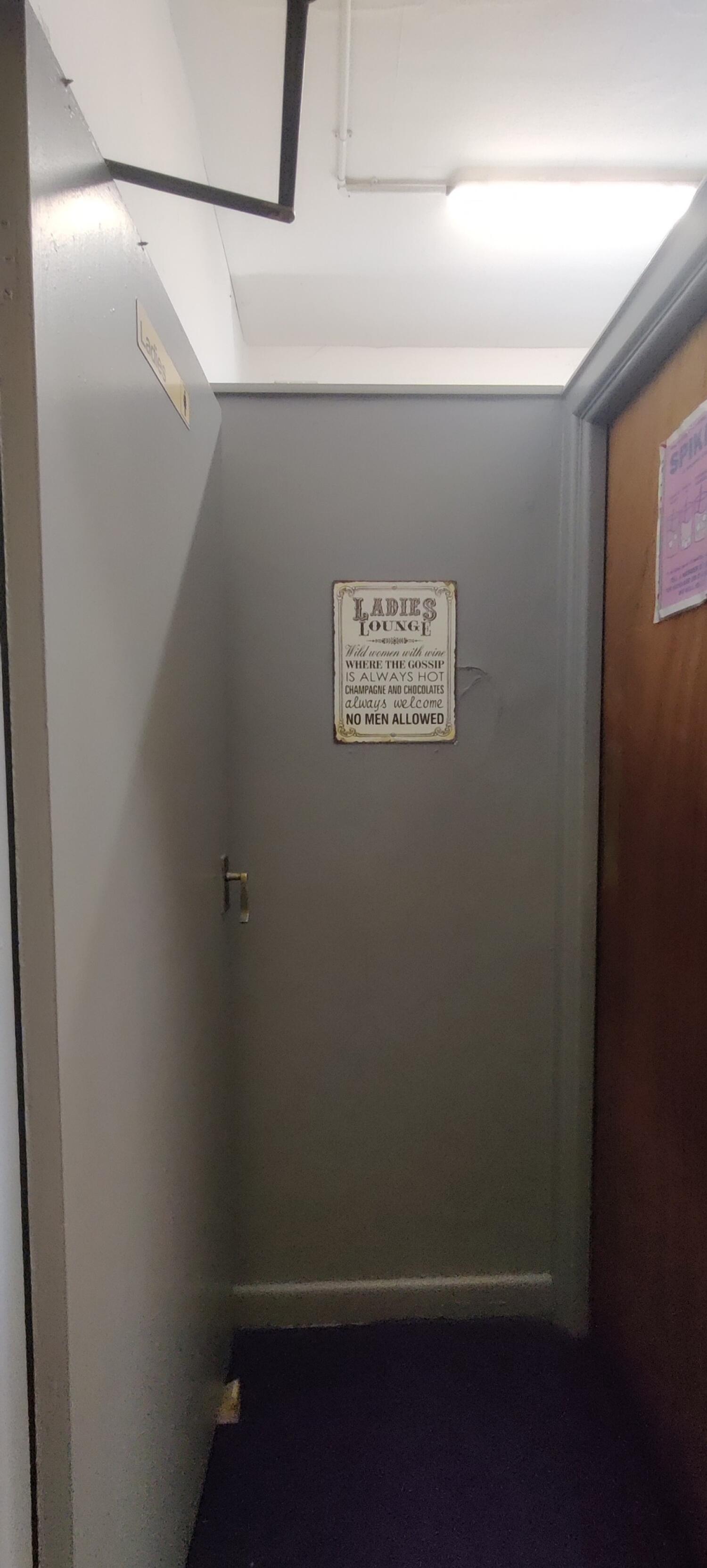 Non wheelchair-accessible bathroom