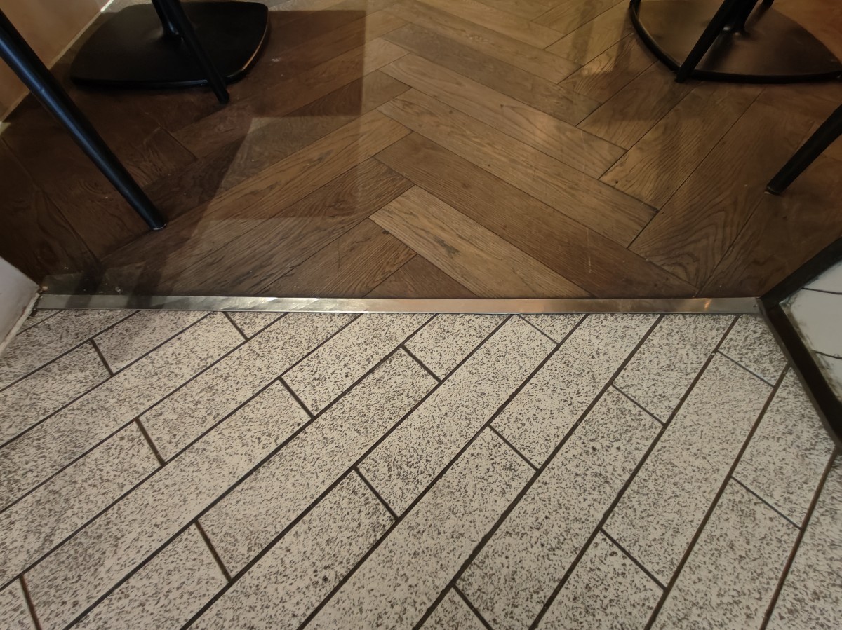Small bump at end of bar.