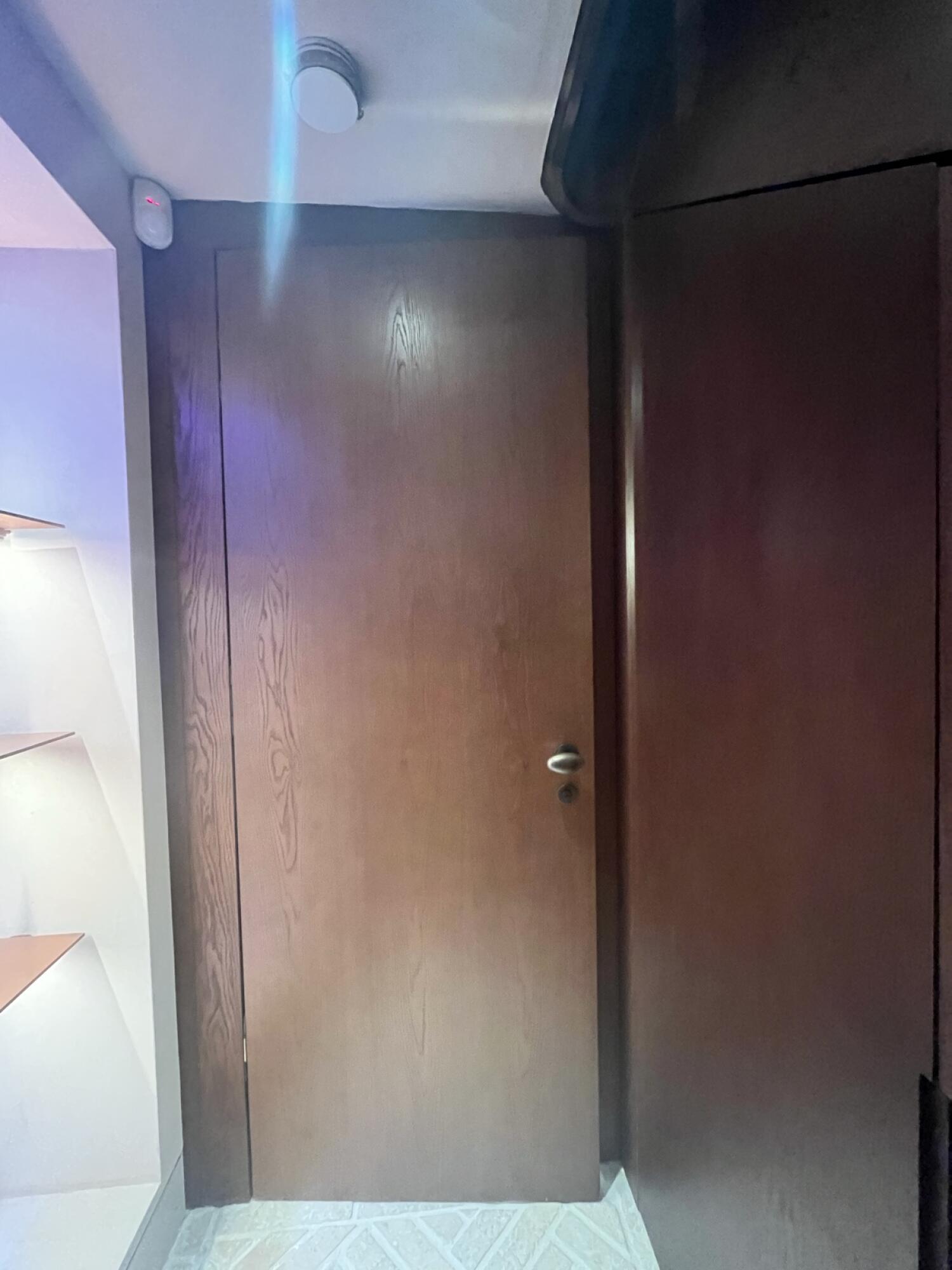 Non wheelchair-accessible bathroom