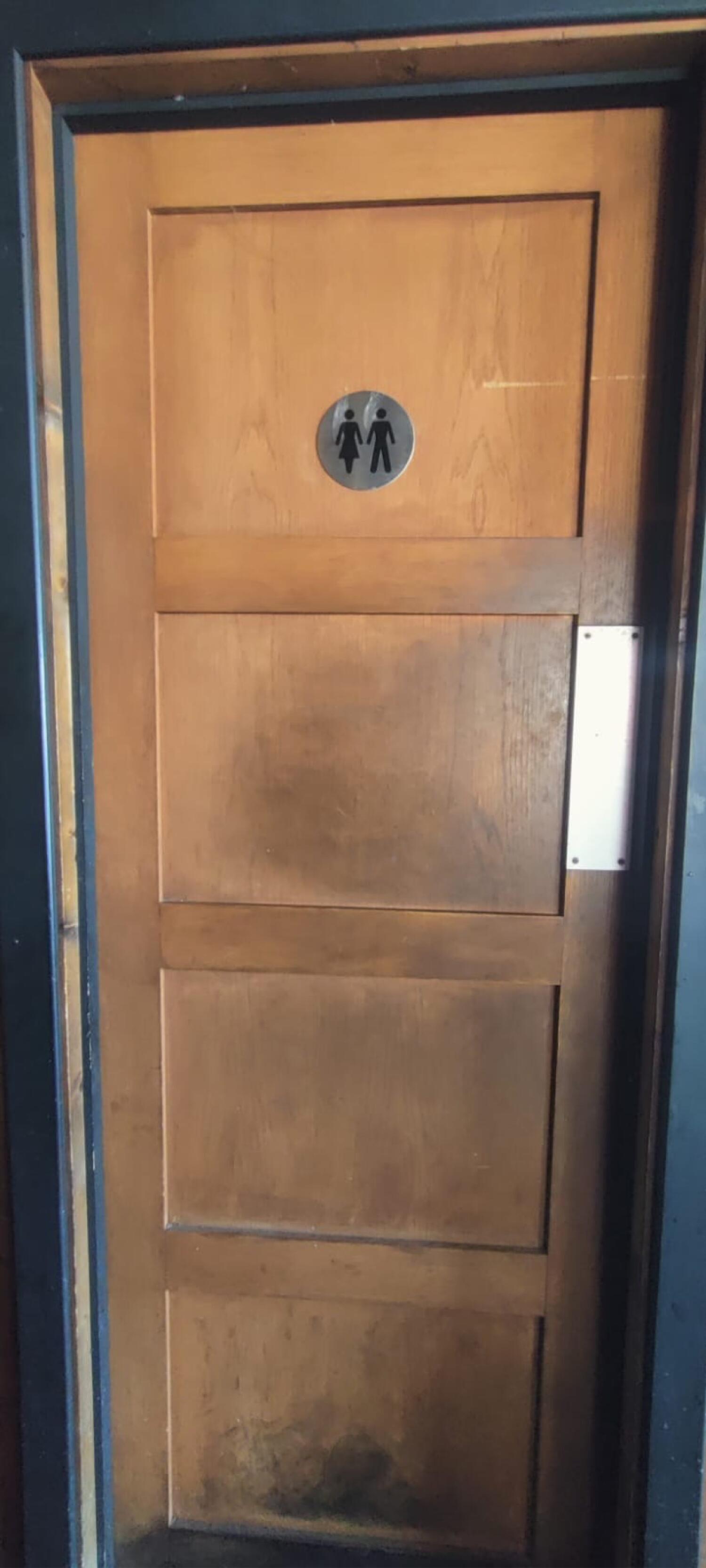 Non wheelchair-accessible bathroom