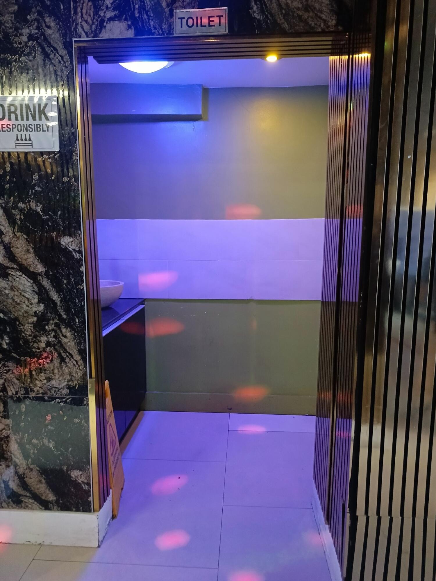 Wheelchair-accessible bathroom