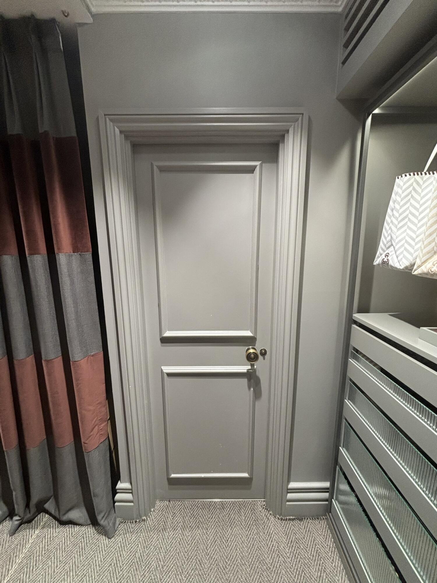 Non wheelchair-accessible bathroom